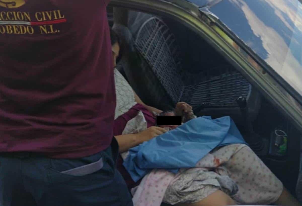 Nace bebé al interior de un auto en Escobedo