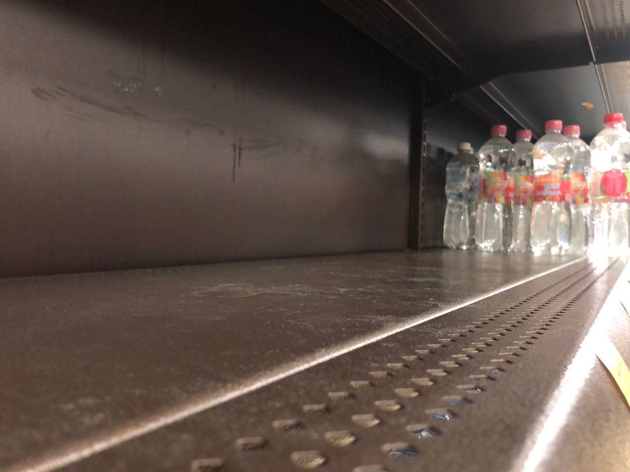 Continúa escasez de agua en supermercados de Nuevo León