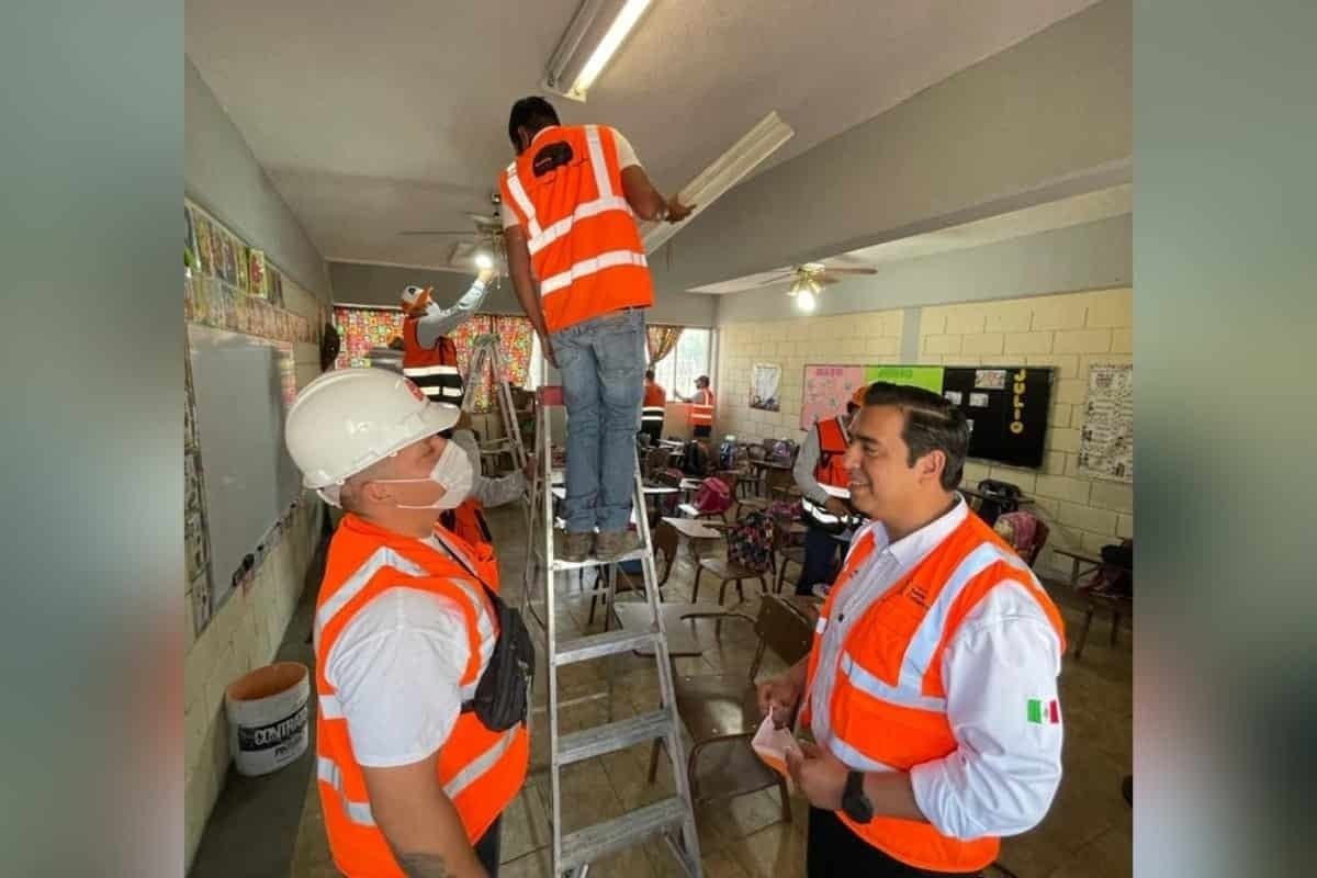 Santa Catarina lleva mantenimiento a escuelas e instala tinacos con agua