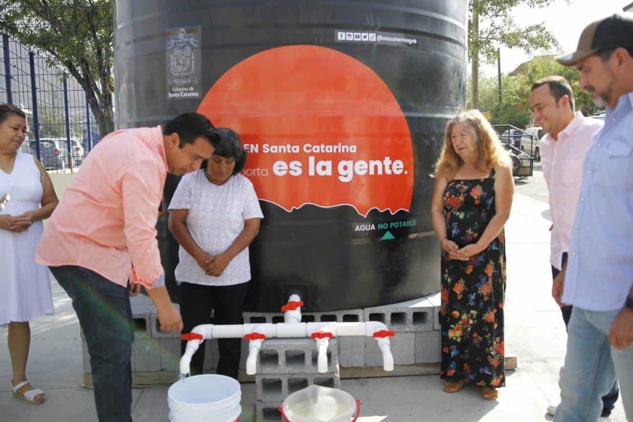 Entrega Santa Catarina más de 215 mil litros de agua para 6 mil familias