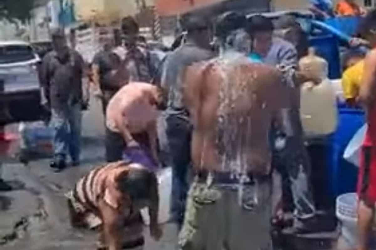VIDEO: Hombre se baña en calle cuando llega la pipa de agua