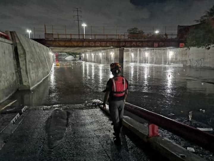 Tormenta deja dos muertos, choques y vehículos varados en Monterrey