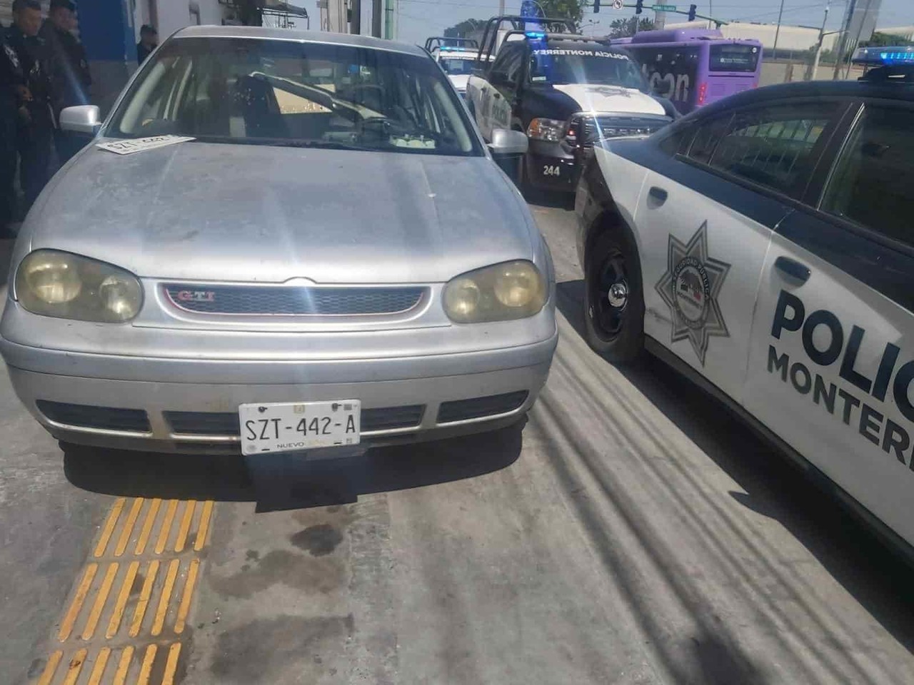 Asegura policía de Monterrey un automóvil con placas colgadas