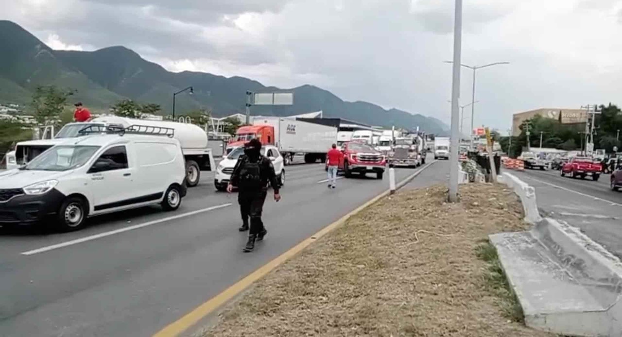 VIDEO: Bloquean carretera Nacional en Monterrey por falta de agua