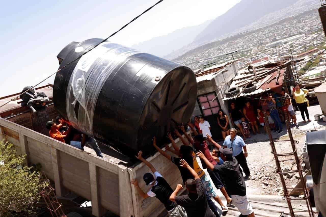 Beneficia Monterrey a 400 familias con tinacos en la Gloria Mendiola