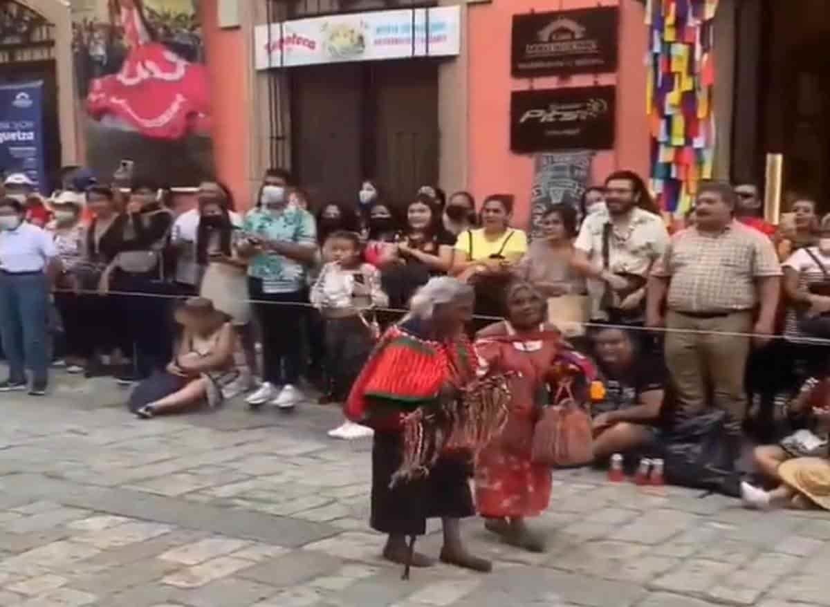 Arman coperacha para dos abuelitas en desfile de La Guelaguetza