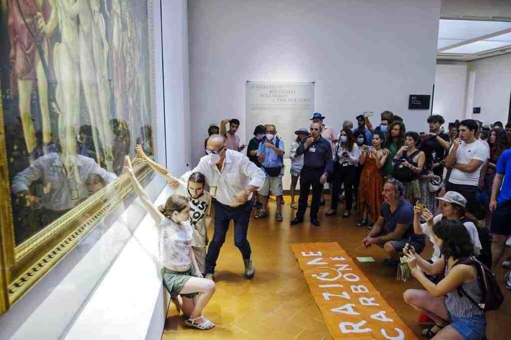 Activistas pegan sus manos a cristal de pintura famosa en Florencia