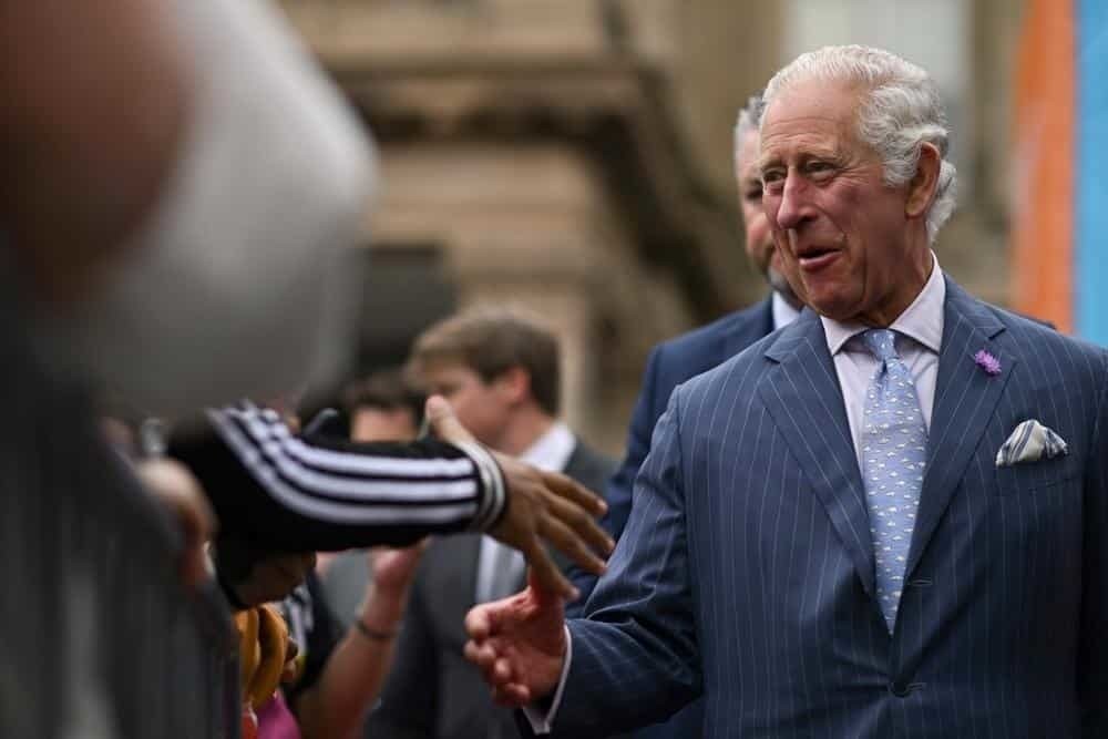 Critican a príncipe Carlos por recibir donativo de familia Bakr Bin Laden