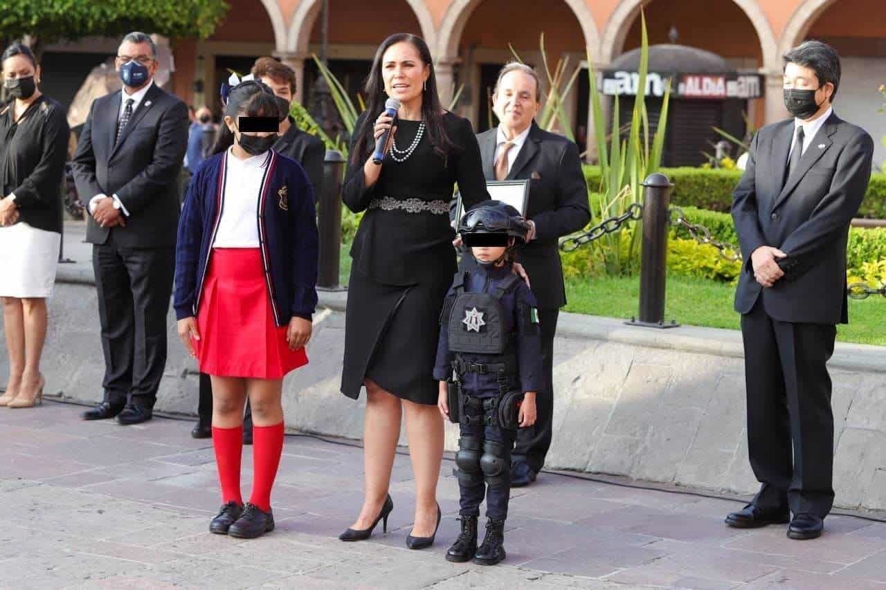 Visten a niña de policía antimotín para evento de alcaldesa de León