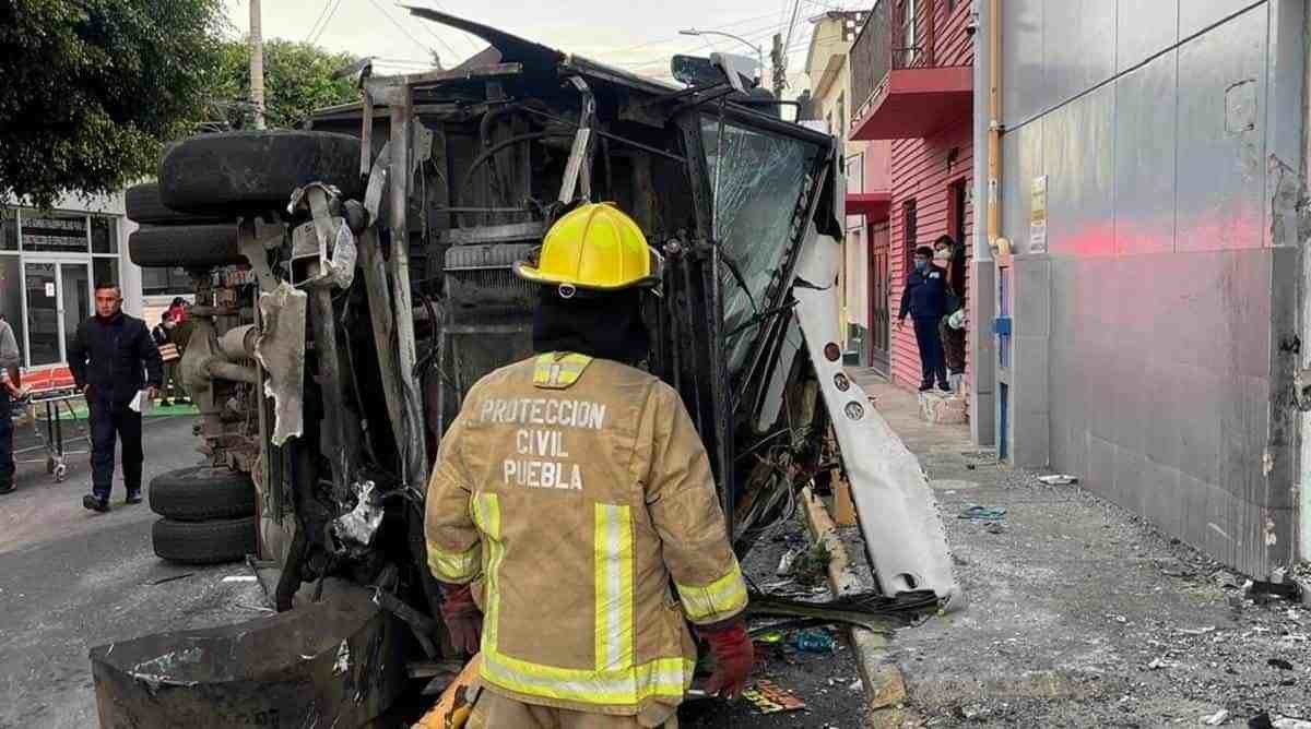 Vuelca microbús en Puebla; muere una niña de 3 años y hay 12 heridos