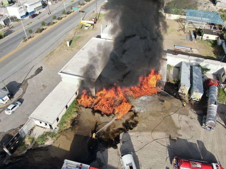 Incendio consume autotanques en Cadereyta