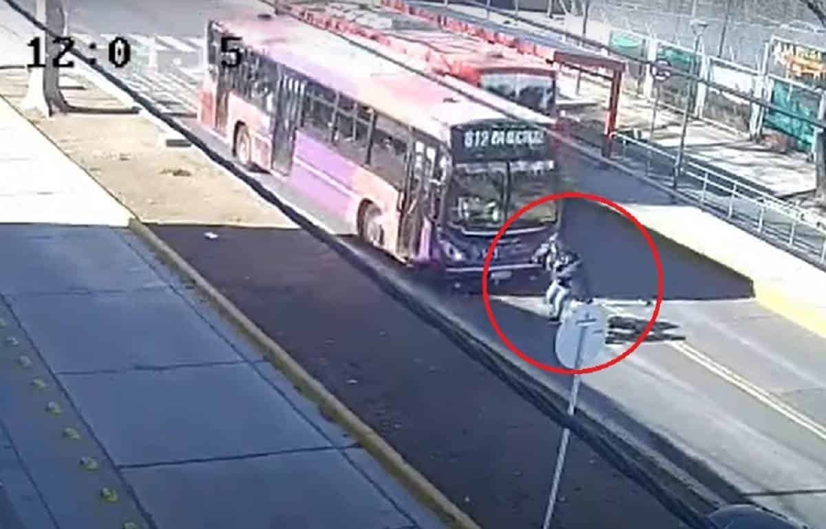 VIDEO: Hombre intenta evitar atropello de mujer; camión embiste a los 2