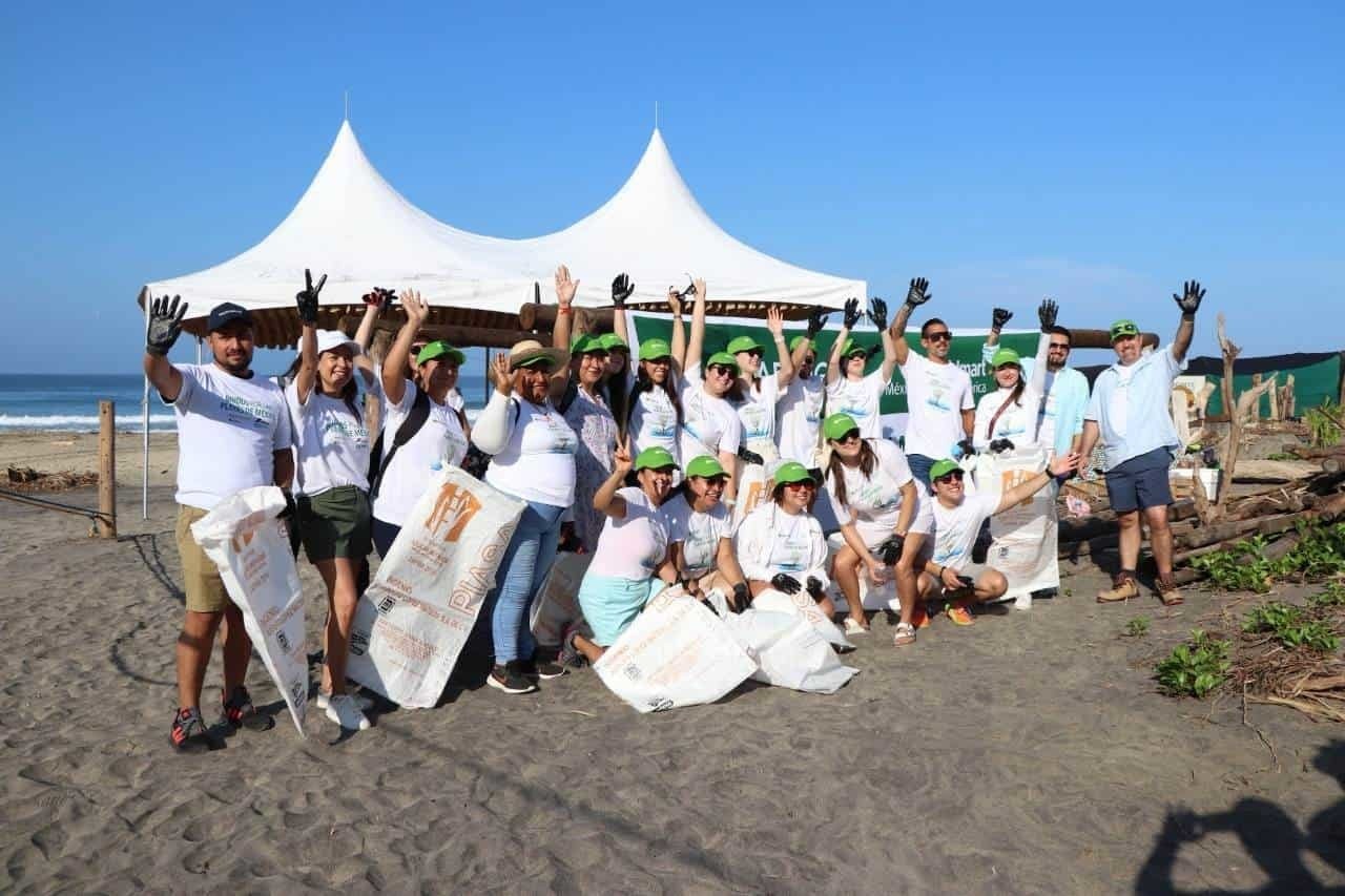 Pro Ambiente de Cemex retira 50 mil botellas de plástico en playa de Oaxaca