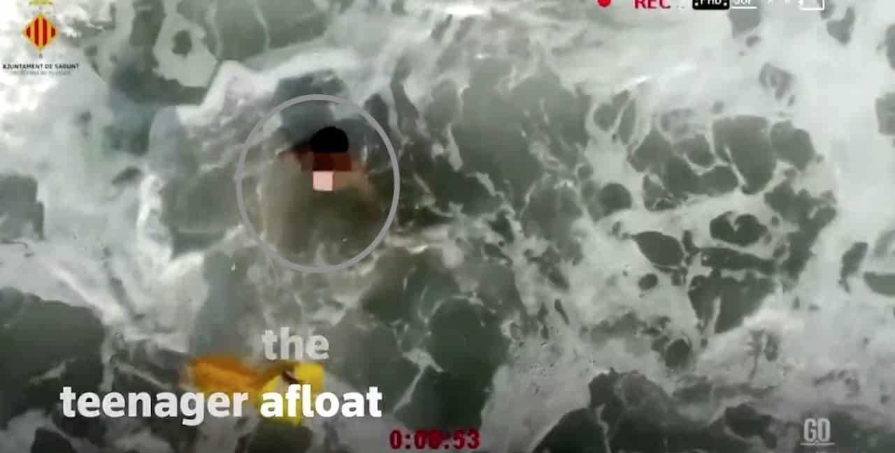 VIDEO: Salva dron a niño de 14 años de ahogarse en playa de España