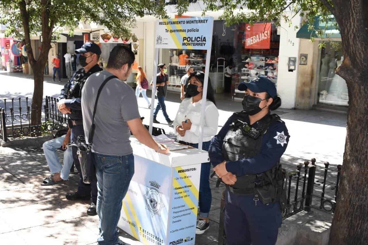 Monterrey instala módulos de reclutamiento policial en la Plaza Morelos