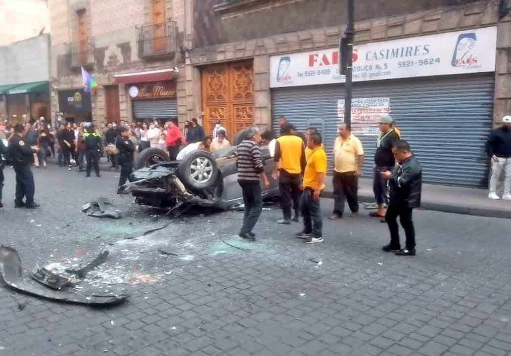 Cae automóvil del segundo piso de un estacionamiento en Ciudad de México