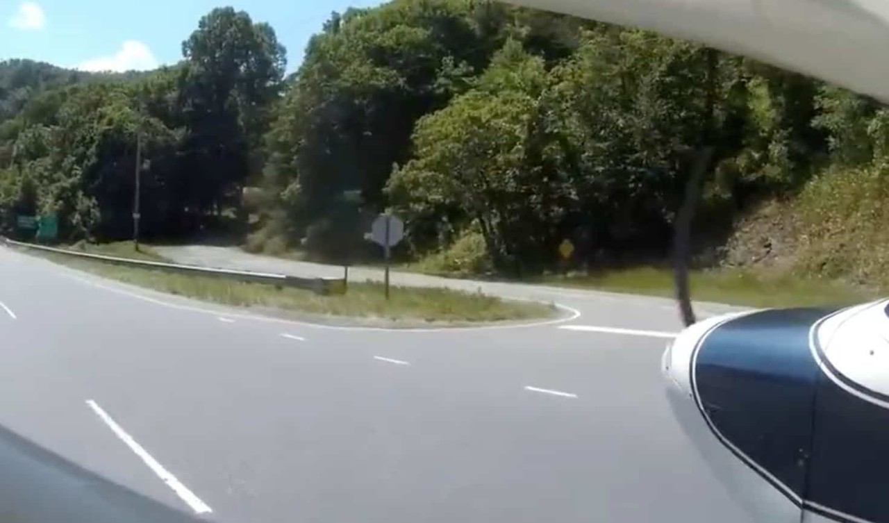 VIDEO: Piloto inexperto aterriza de emergencia en medio de carretera