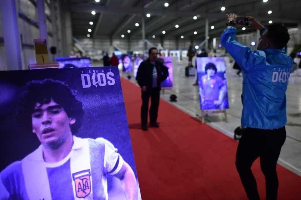 Seguidores de Maradona dejan mensajes espaciales a su holograma