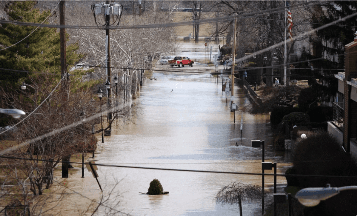 Suman 25 muertos por inundaciones en Kentucky