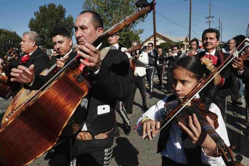 Servicio postal lanza estampillas para celebrar la tradición de la música de  mariachi