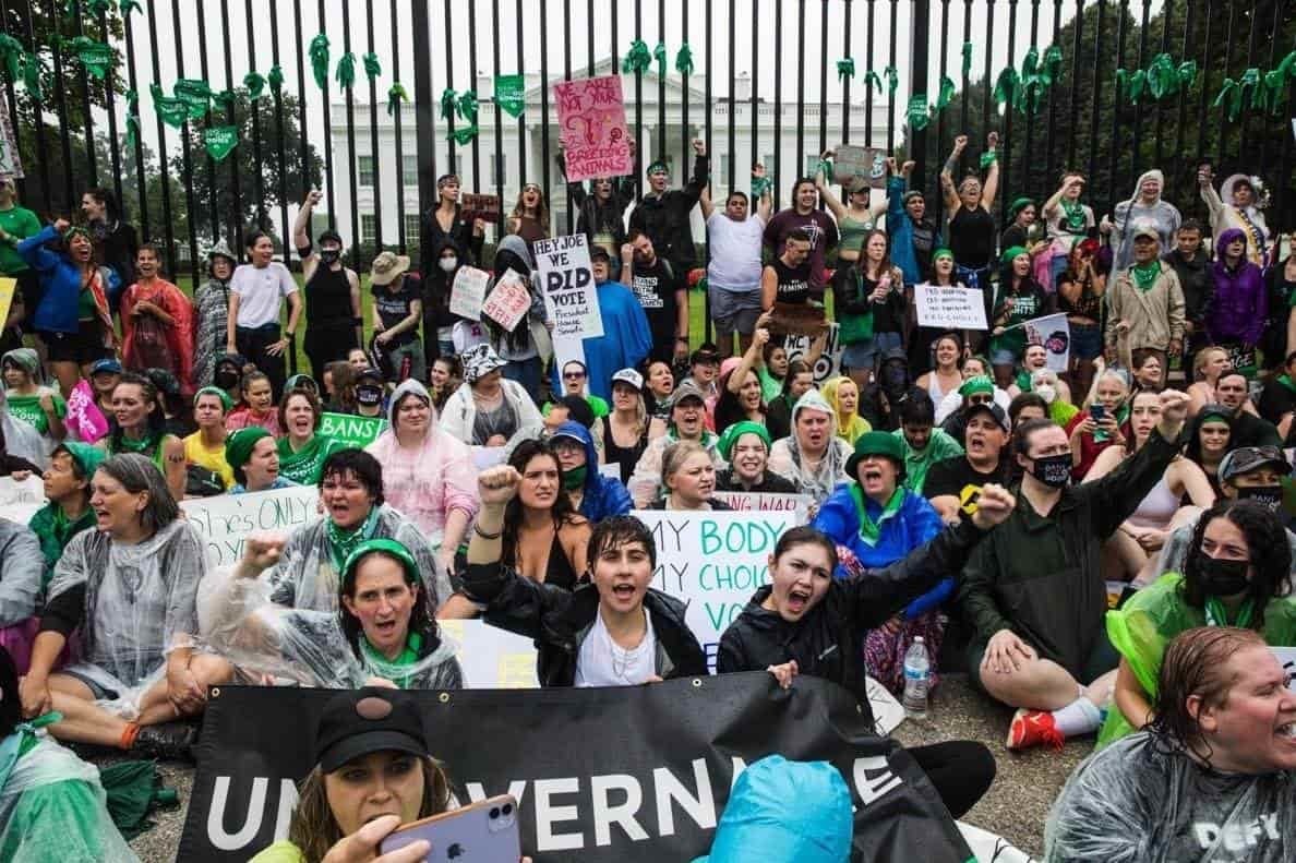 Protestan cientos frente a la Casa Blanca por la sentencia del aborto en EU