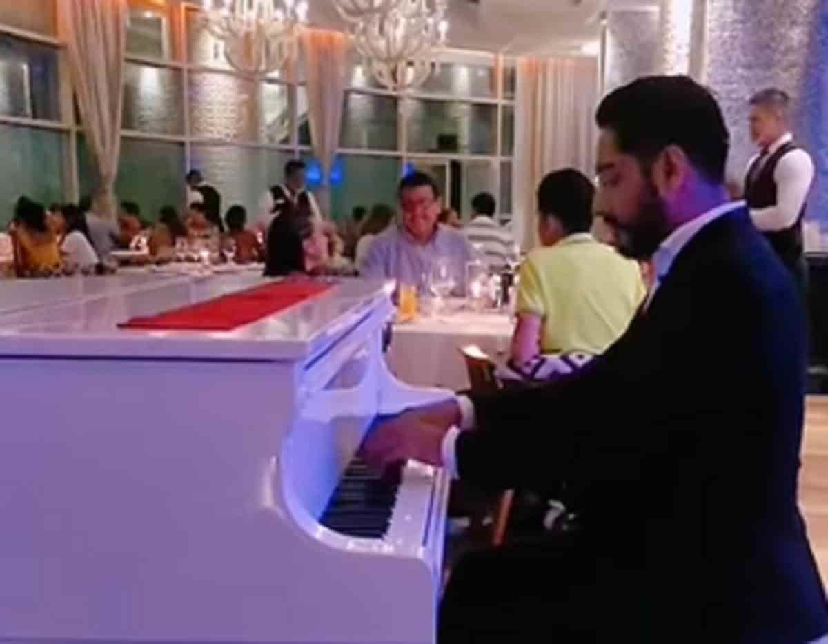 Sorprende pianista al tocar 'Mi bebito fiu fiu' en restaurante de lujo