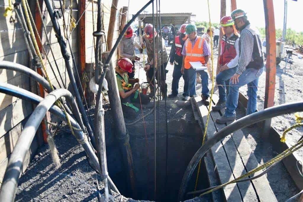 Utilizan 19 bombas de agua para rescate de 10 mineros en Sabinas, Coahuila