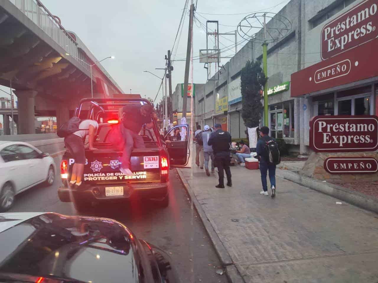Policía de Guadalupe entra al quite; transportan a ciudadanos al metro