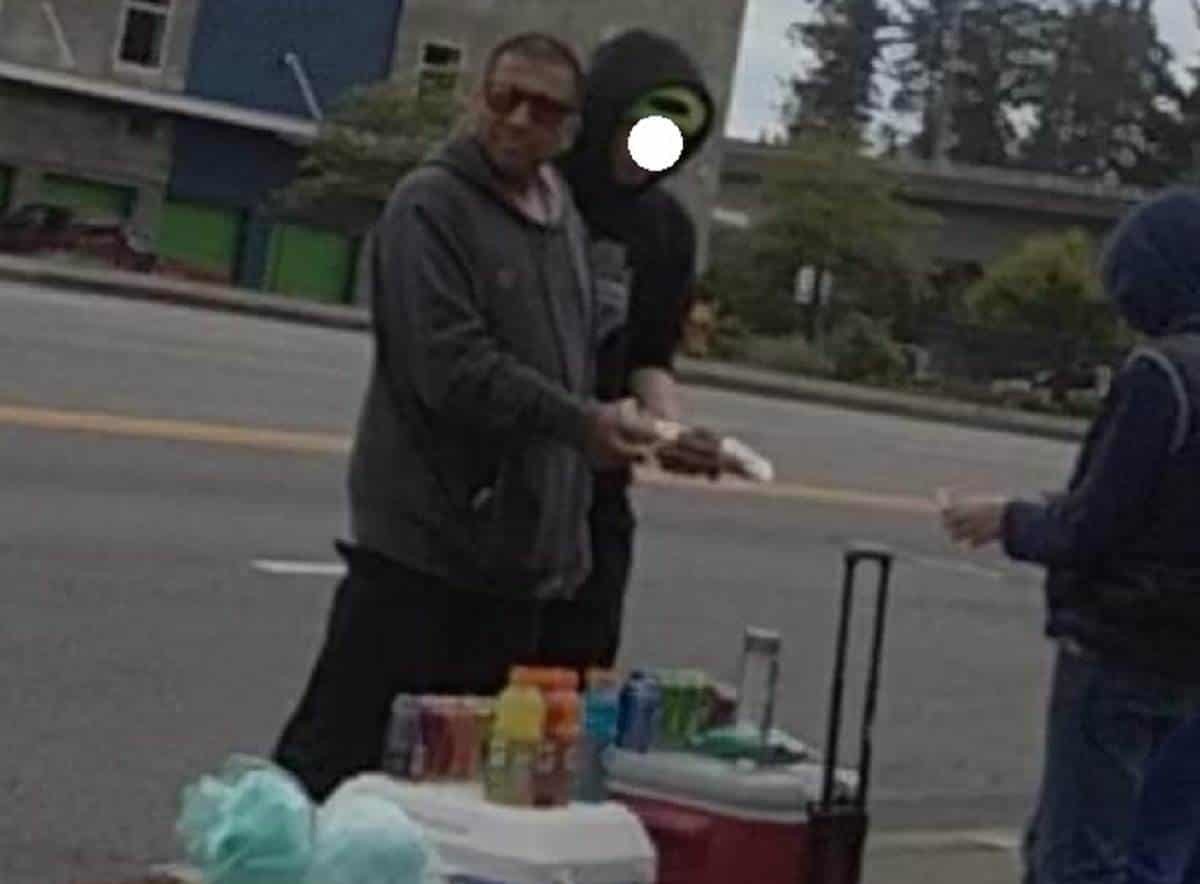 Estafan a niño en puesto de limonada; recibe billete falso de 100 dólares