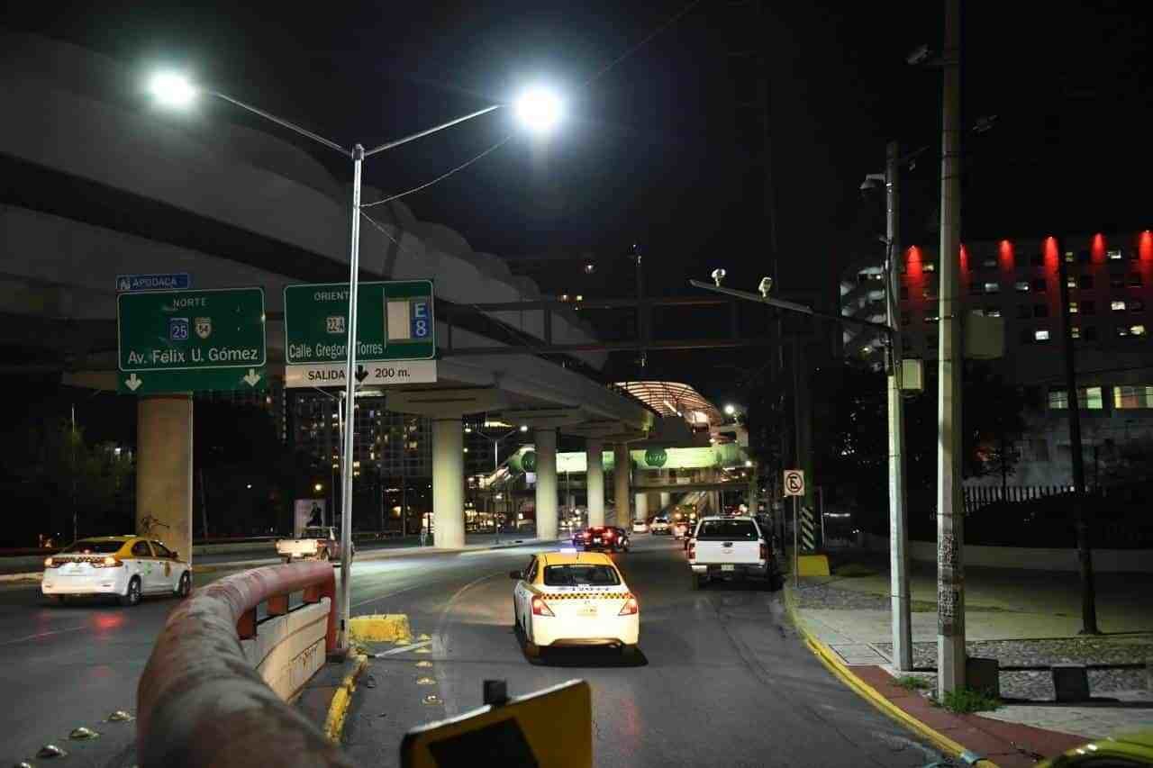 Gobierno de Monterrey rehabilita luminarias en avenida Félix U. Gómez