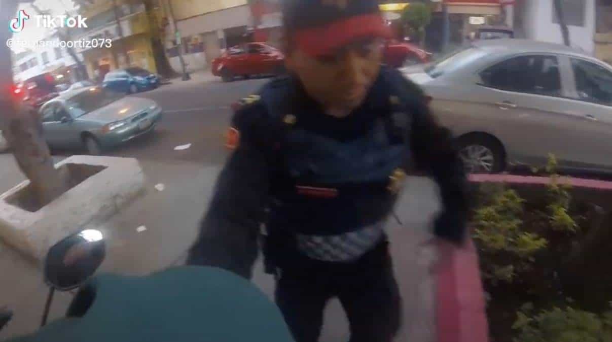 VIDEO: Motociclista ayuda a policía de CDMX a detener a ladrón