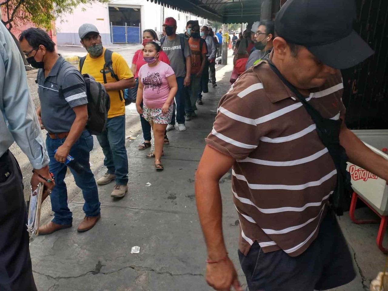 En México más gente le apuesta a un doble trabajo para poder sobrevivir