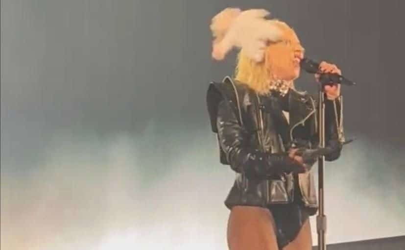 Arrojan a Lady Gaga peluche del Dr. Simi en concierto... ¡y la golpean!