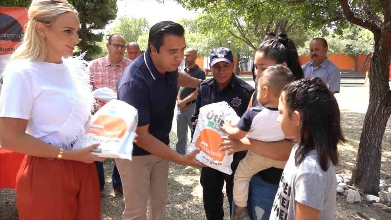 Jesús Nava entrega paquetes escolares a hijos de policías de Santa Catarina