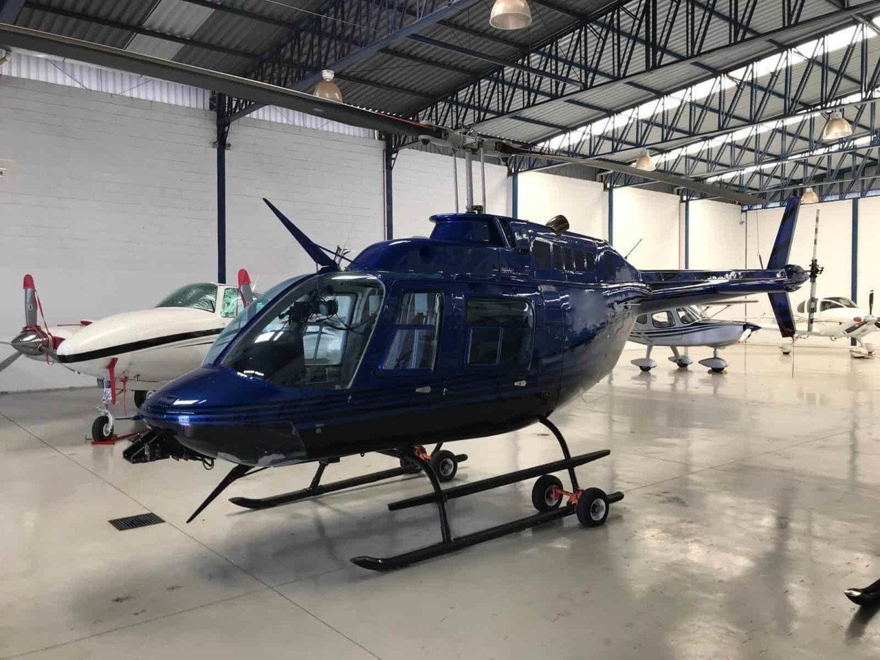 Roban helicóptero Bell 206 de hangar del AICM