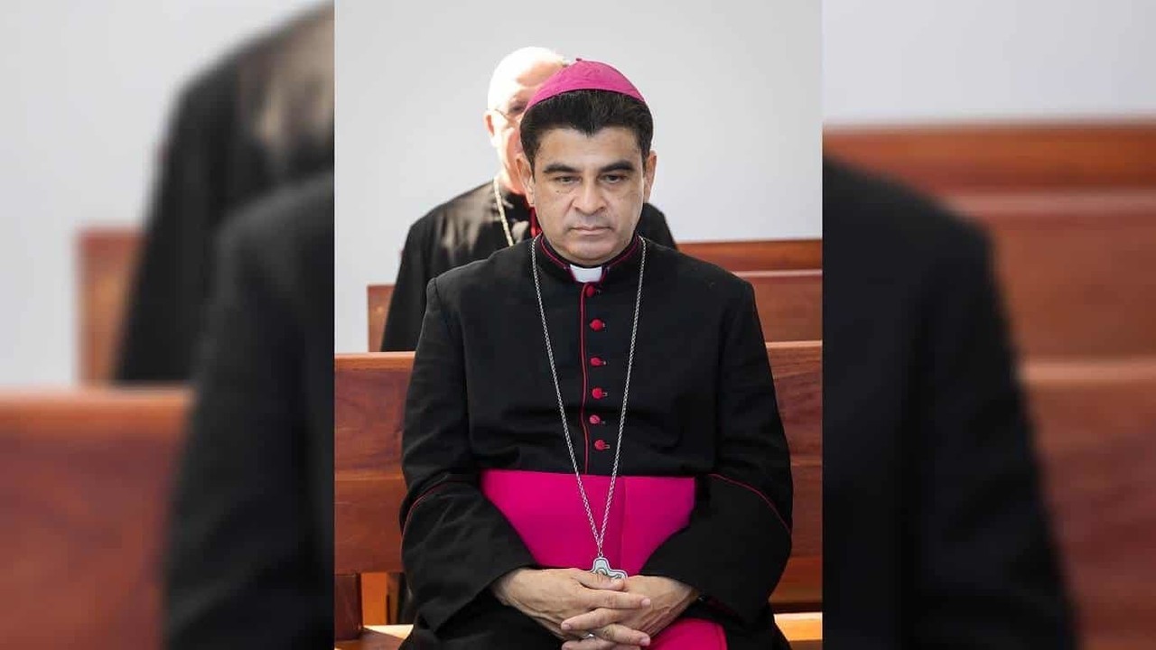 Obispo es acusado de “delitos de odio”; oficia misa desde su casa
