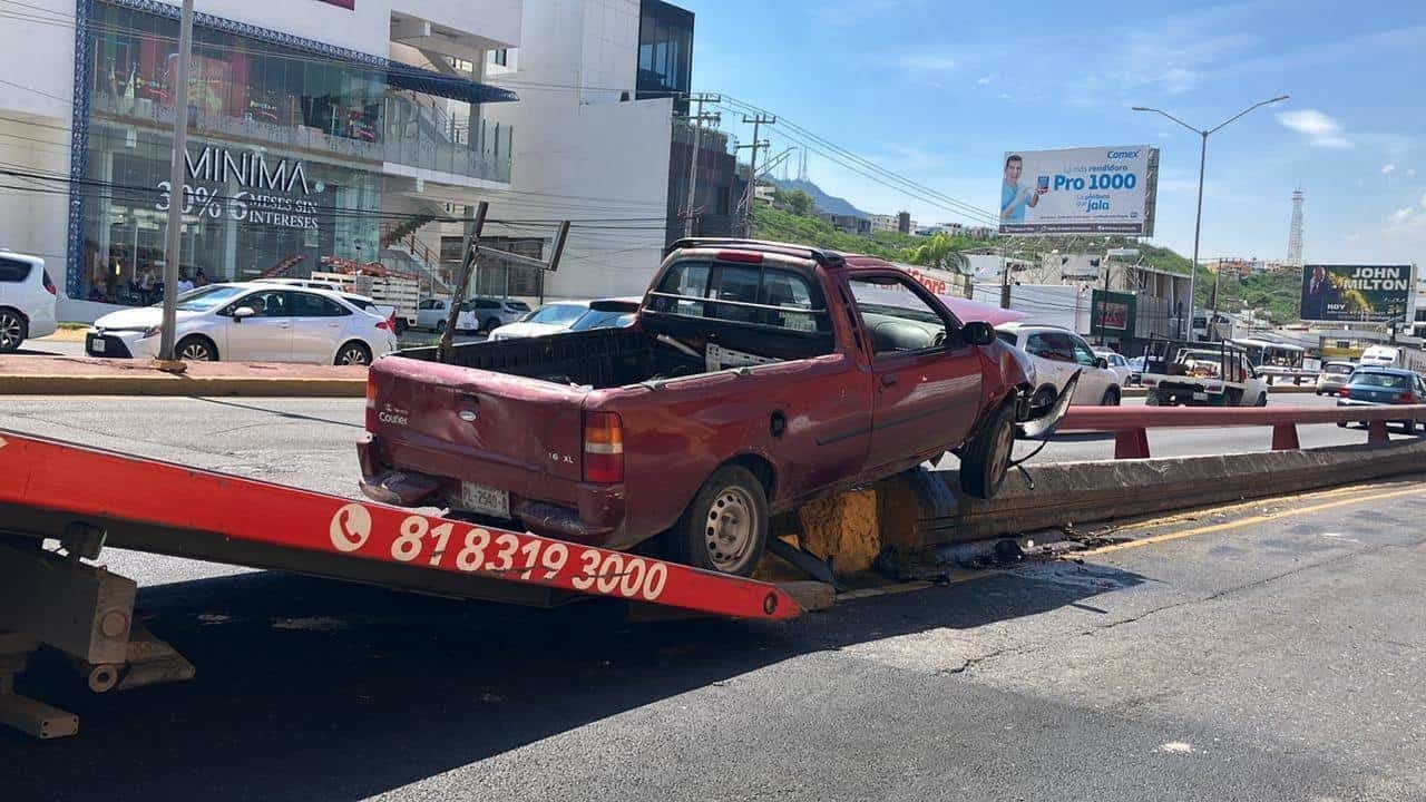 Camioneta se estrella contra barandal de puente en Garza Sada