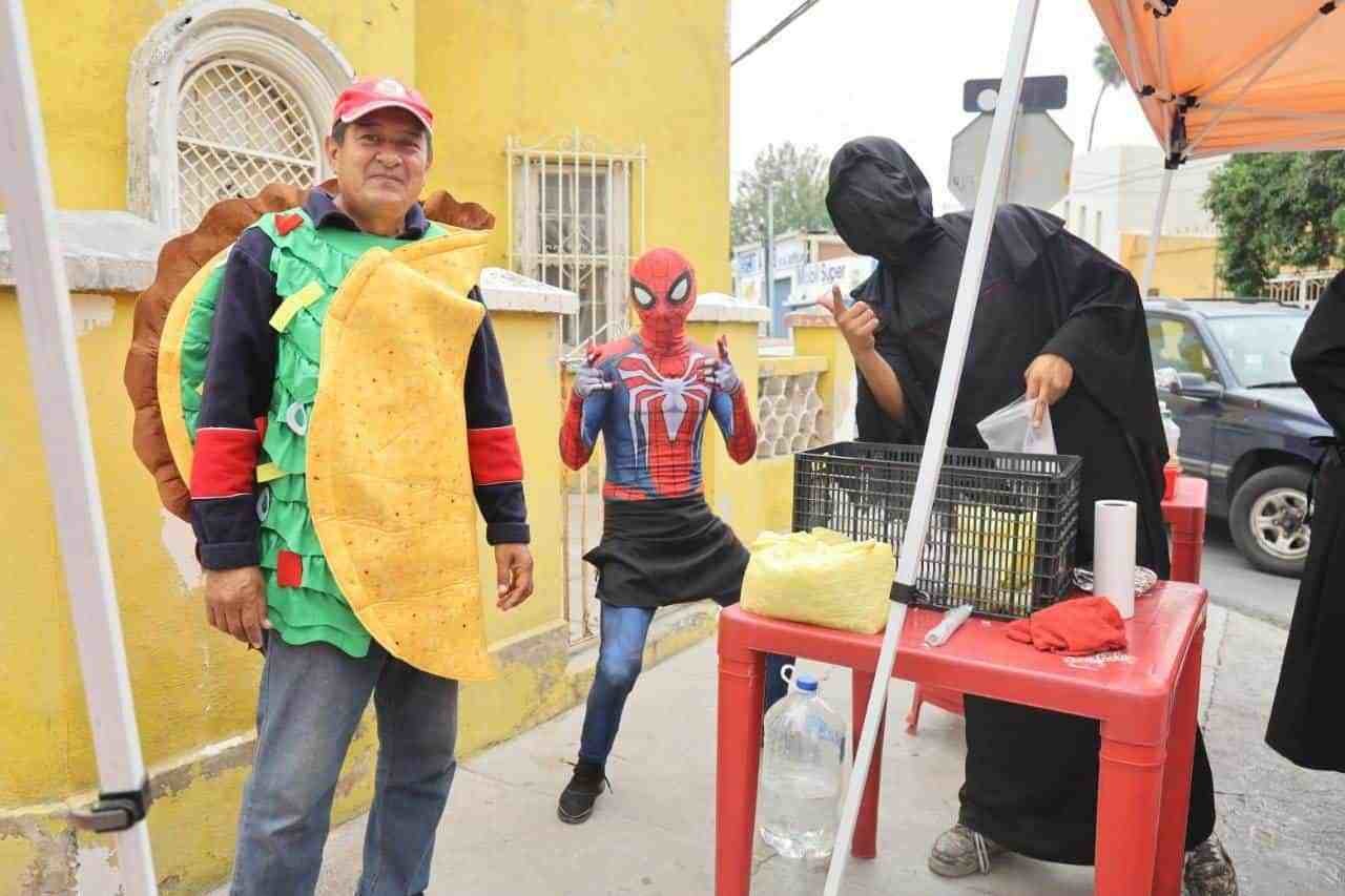 Cómo?! Spiderman y un taco gigante atienden puesto en Monterrey