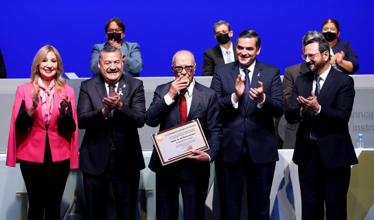 Entrega UANL medalla a pioneros en neurociencia y oncología