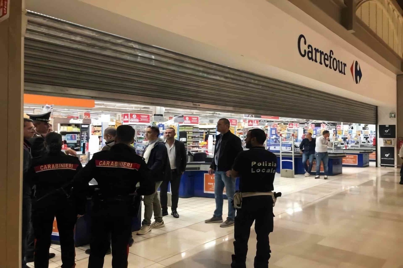 Ataque con cuchillo en Carrefour deja un muerto y 4 heridos