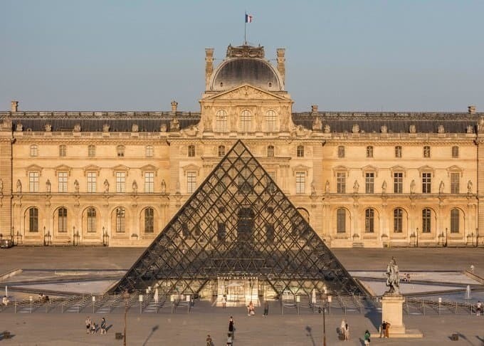 Acusan de tráfico de arte a ex director del museo de Louvre