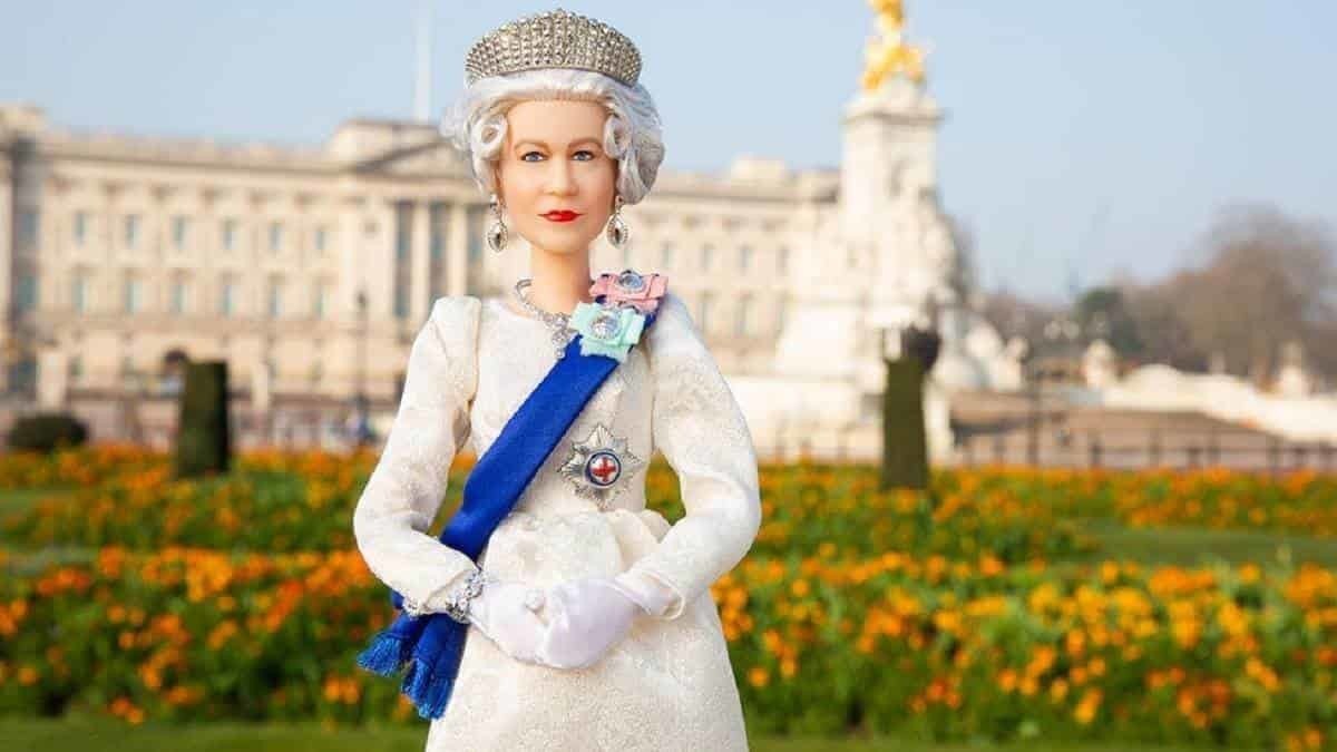 Reina Isabel II ya tiene su muñeca Barbie