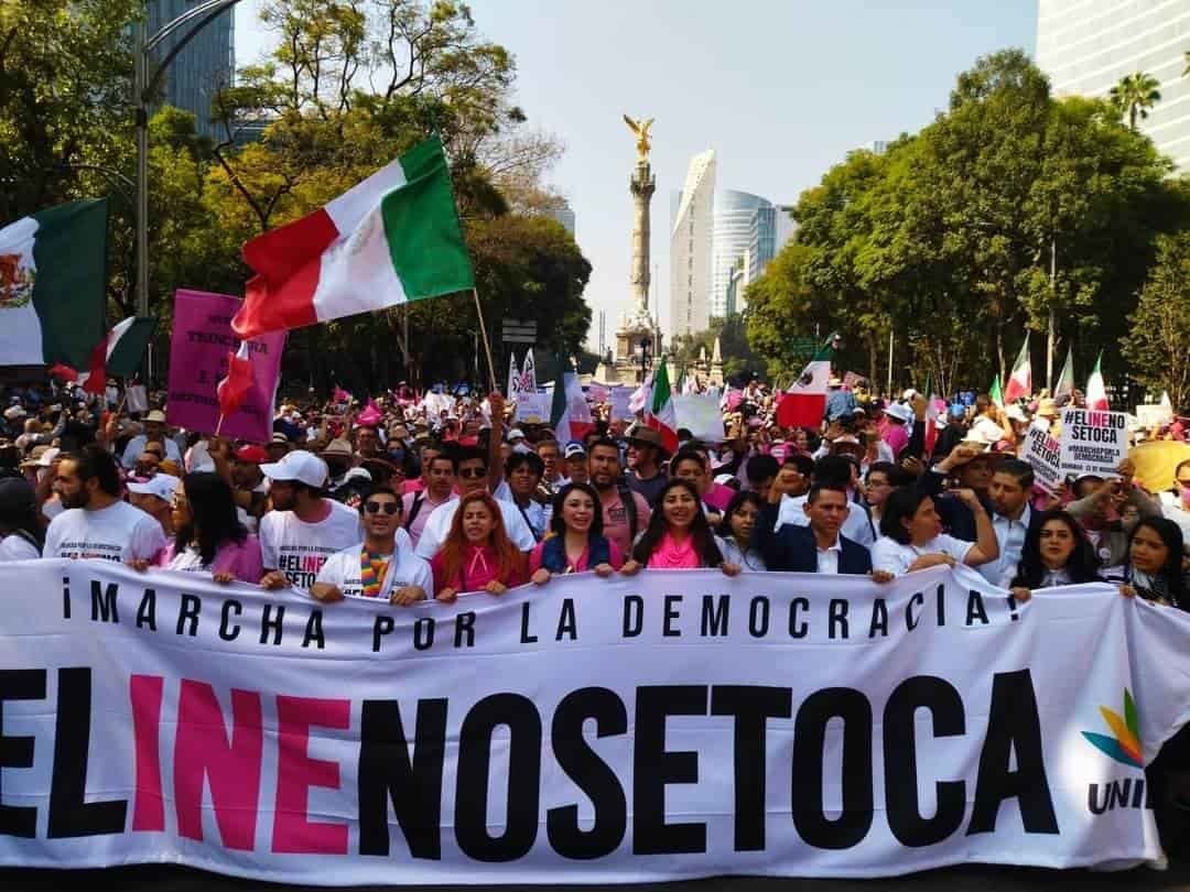 Marchan mexicanos en defensa del INE