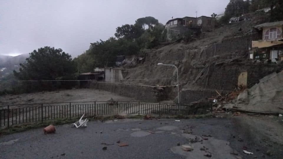 Suman 2 muertos por deslizamiento de tierra en Nápoles, Italia