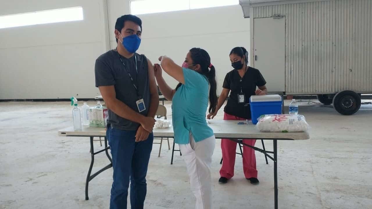 Acercan vacunación contra COVID-19 a maquiladoras de Matamoros