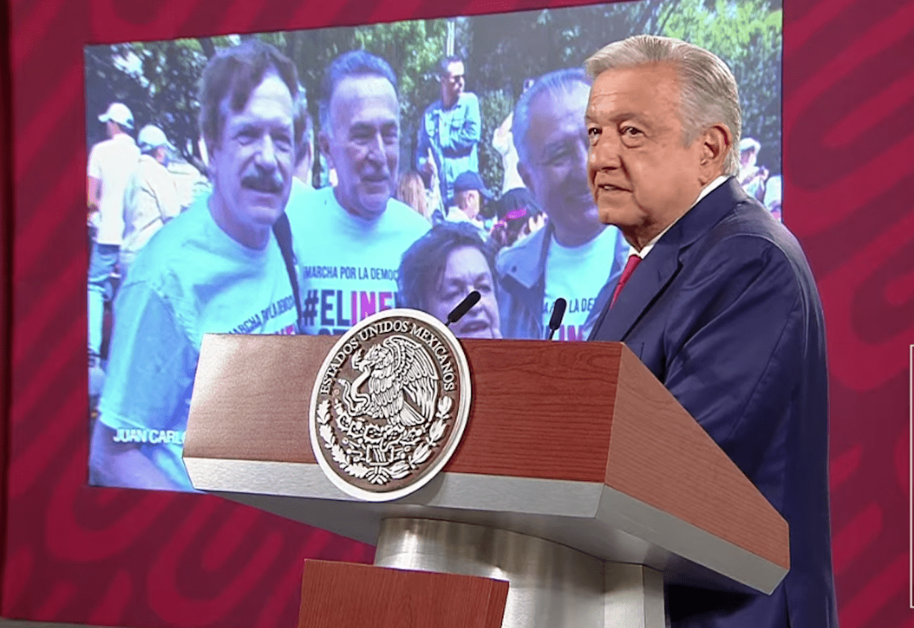 Marcha del INE fue striptease político: AMLO; exhibe lista de asistentes