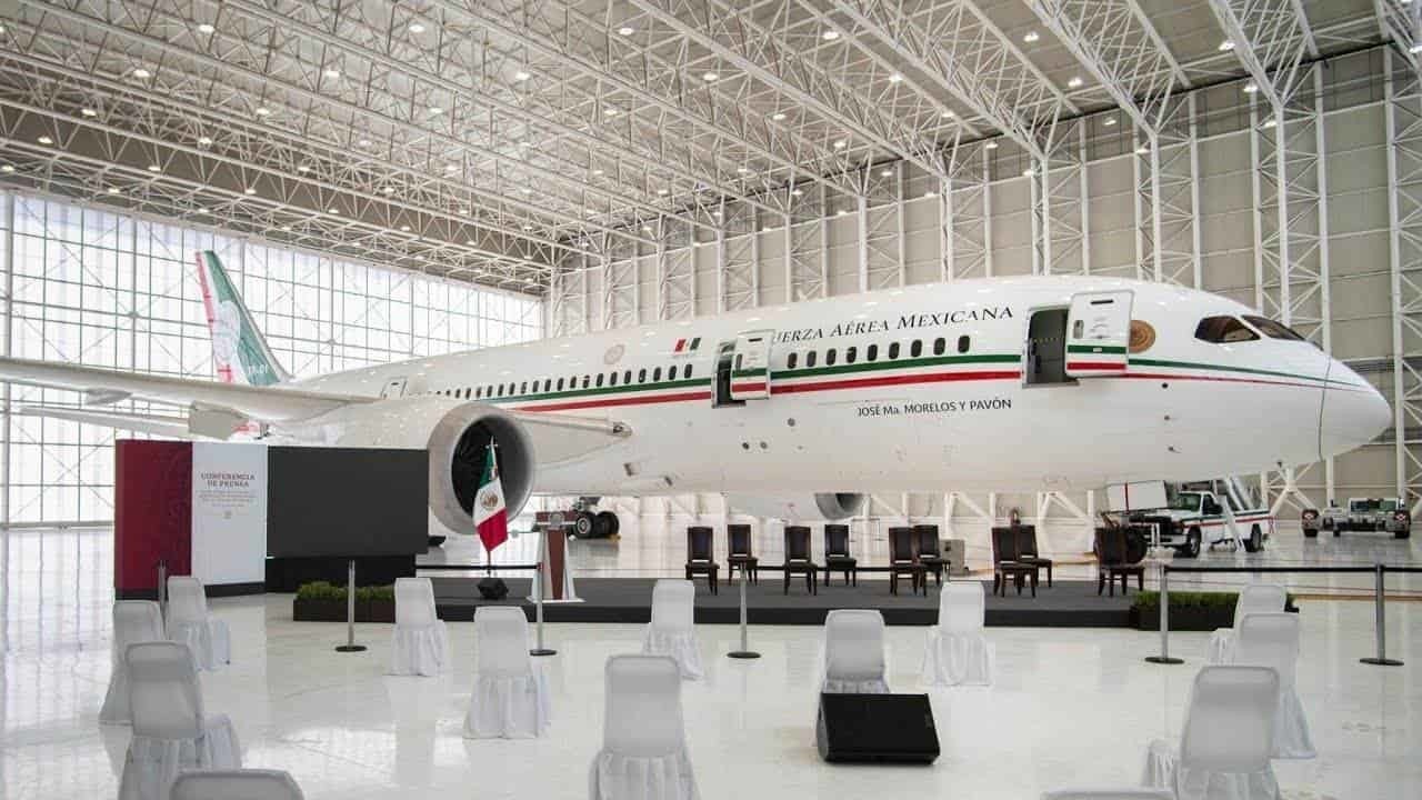 Entrega AMLO avión presidencial a Mexicana de Aviación