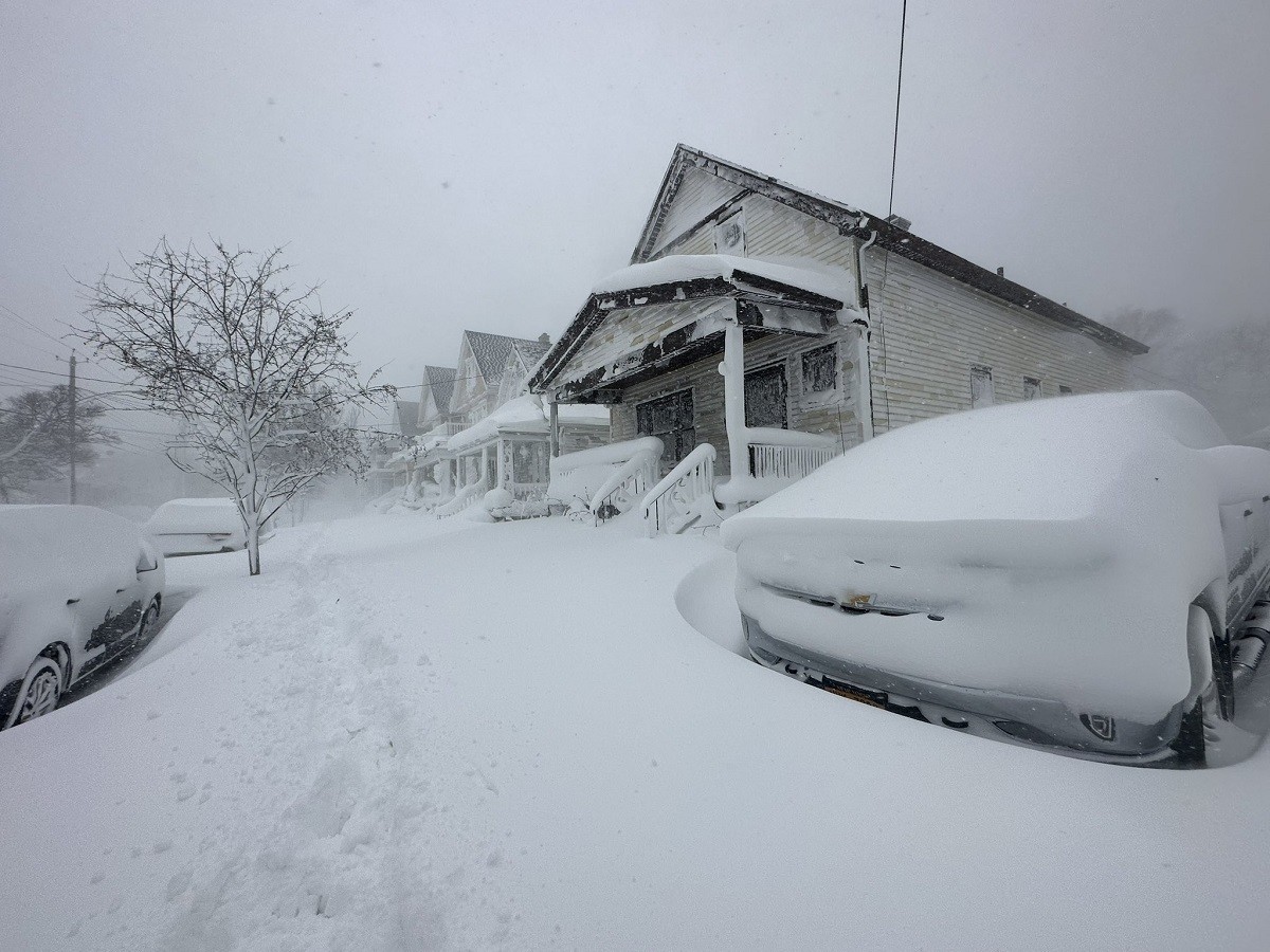 La tormenta desató toda su furia en Buffalo, con vientos huracanados y nieve que causaron condiciones de desvanecimiento. Foto: Twitter @psychogf_