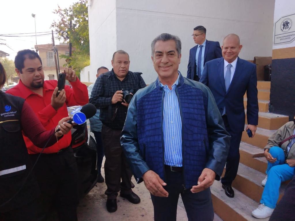 Acude 'El Bronco' a firmar; pide investigación a fondo