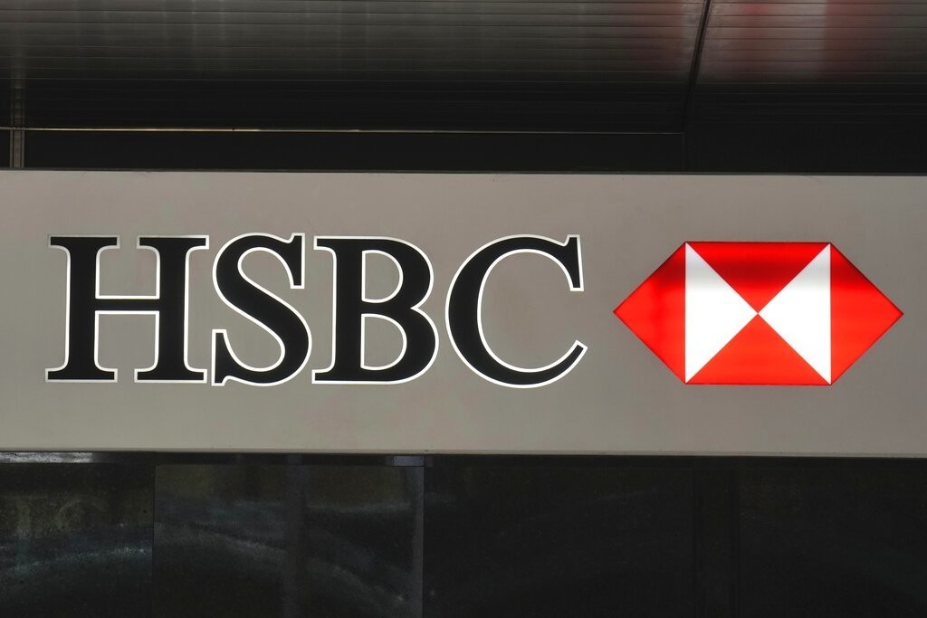 El logotipo de HSBC en un edificio de Hong Kong, el 16 de noviembre de 2021. (AP Foto/Vincent Yu, Archivo)